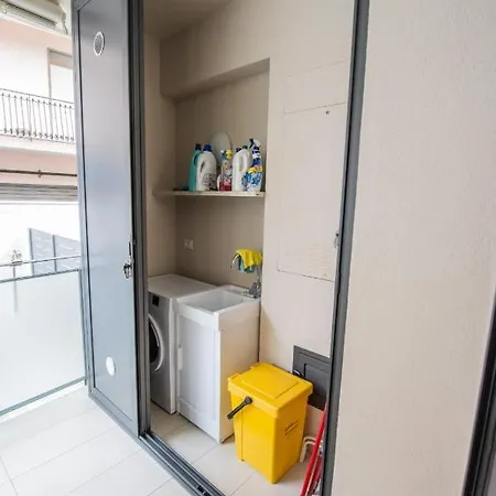 Square Apartment *
