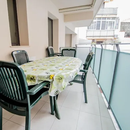 Square Apartment *