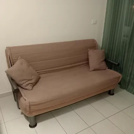 Square Apartment *